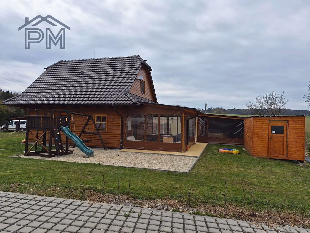 Roubenka se zahradou, krytou terasou a dětským hřištěm se skluzavkou
